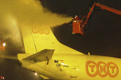 De-icing a TNT plane at Liège airport